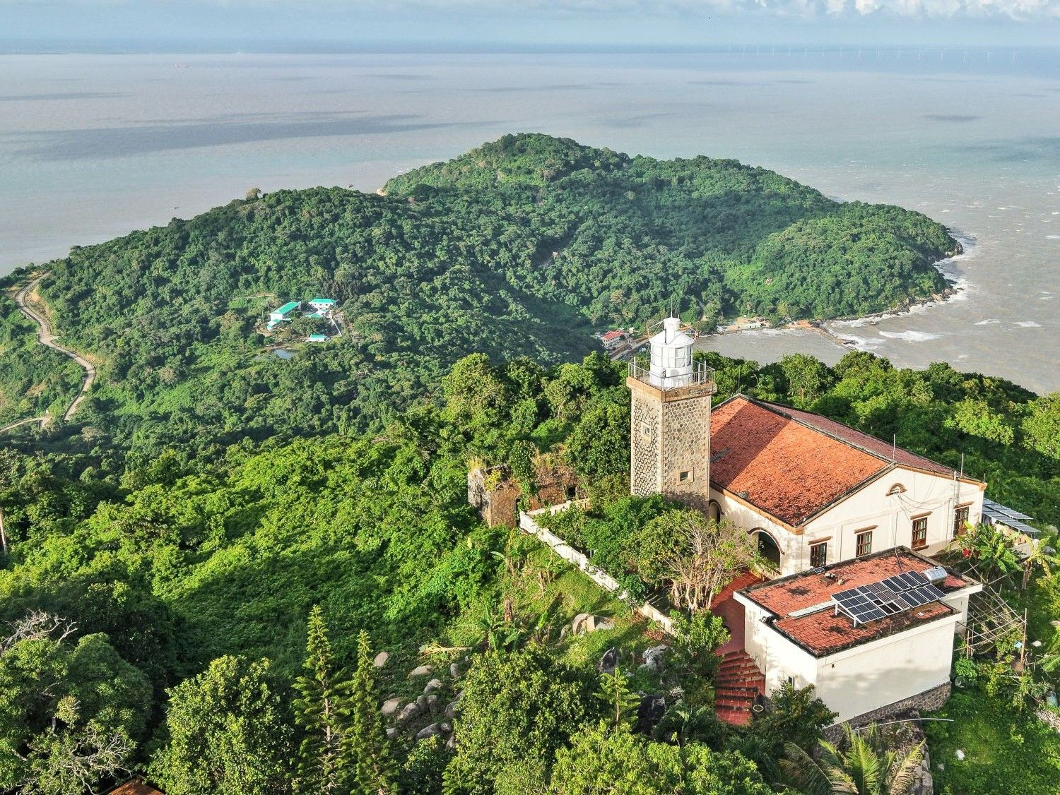 Hòn Khoai đang may áo mới
